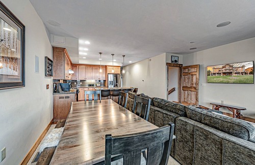Champion House | Cozy Luxury Almost Ski-in Ski-out with Hot Tub in Southwind!