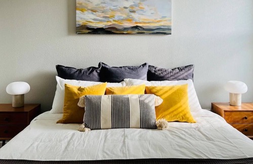 West Plaza Apartment | COZY LUXURY APARTMENT IN THE HEART OF KC