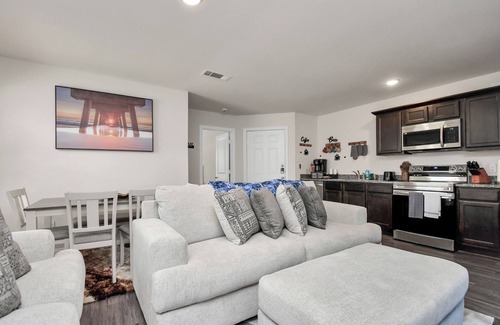 Greater East End House | Cozy Luxury Home, Games, King Bed, Sleeps 12