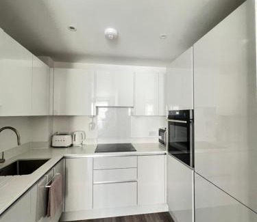 London Borough of Hounslow Apartment | Cozy Luxxe Apartment Brentford