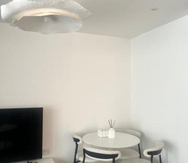 London Borough of Hounslow Apartment | Cozy Luxxe Apartment Brentford