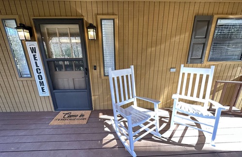 Maggie Valley House | Cozy Maggie Retreat - Easy access one level cabin with two car garage