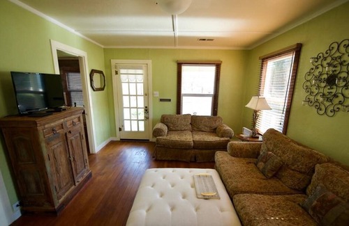 San Andreas House | Cozy Main Street Cottage