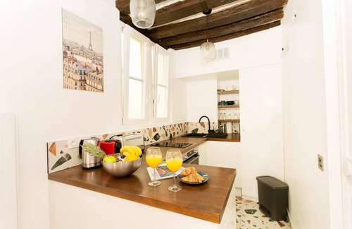 Les Iles Apartment | Cozy Marais Studio Next to the Seine - Pont Marie