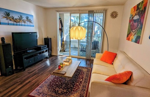 Marina del Rey Apartment | Cozy master bedroom in gorgeous Marina del Rey close to the ocean and the beach