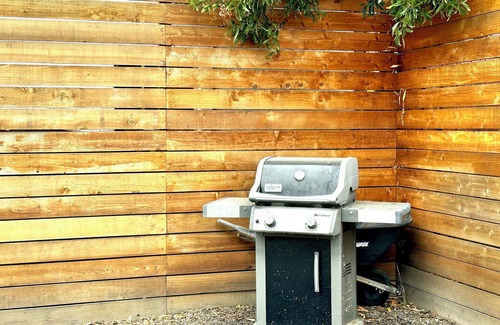 Oakland Apartment | Cozy Maxwell Park Casita with Private Deck & Yard