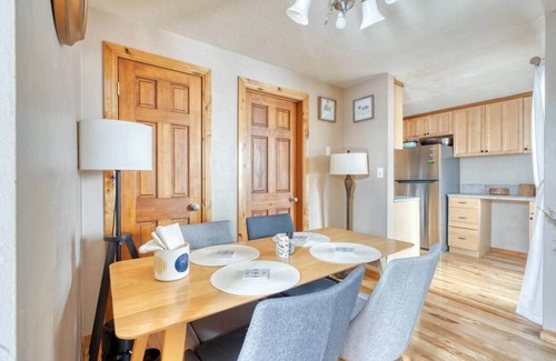 Southeast Bend Apartment | Cozy mid-century getaway near Downtown