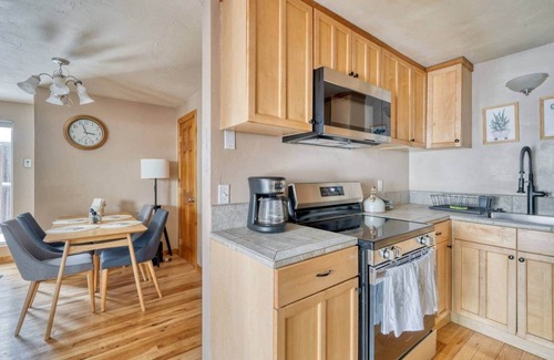Southeast Bend Apartment | Cozy mid-century getaway near Downtown