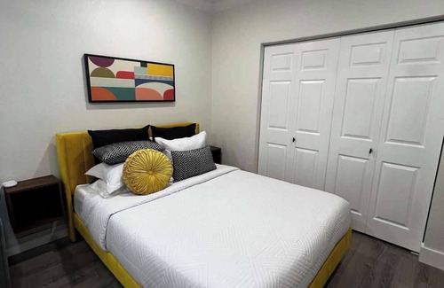 Hollywood Apartment | Cozy, Mid-Century Modern Retreat
