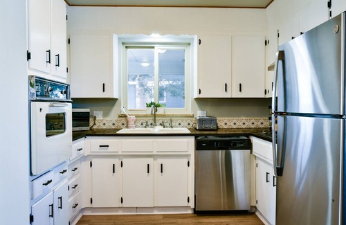 Littleton House | Cozy MidMod Big Yard Dining & Shopping Nearby