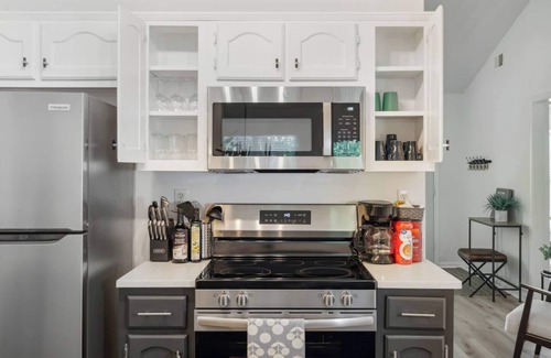 Southaven House | Cozy Miss - Comfy Family-Friendly Bungalow/Fenced Yard - Peaceful Neighborhood!