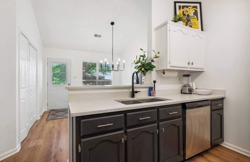 Southaven House | Cozy Miss - Comfy Family-Friendly Bungalow/Fenced Yard - Peaceful Neighborhood!