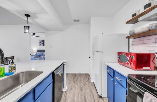 East Riverside - Oltorf Condo | Cozy Modern 2BR Retreat ATX Downtown, Mins away to Prime Locations Airport
