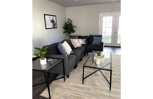 Oklahoma City Condo | Cozy, Modern 3 BD&BA Entire Clean Townhome King BD
