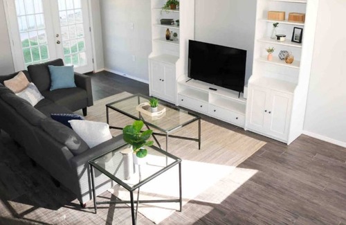 Oklahoma City Condo | Cozy, Modern 3 BD&BA Entire Clean Townhome King BD