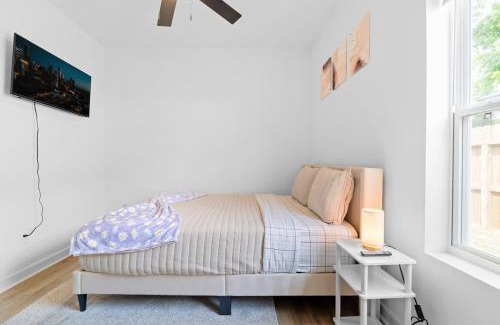 Northside House | Cozy Modern 3BR Houston Townhome