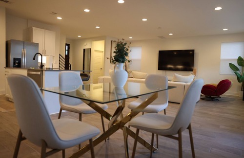McNeil House | Cozy Modern 3BR Retreat; near Apple Campus and few