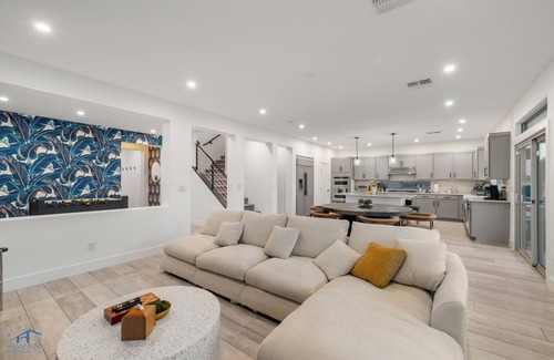 Enterprise House | Cozy Modern 5bd 3.5ba Home,15mins to Airport,20mins to the strip,Pool & Jacuzzi!