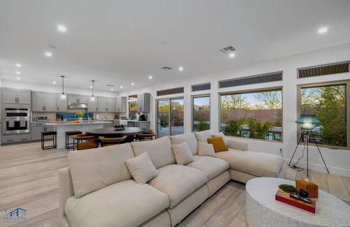 Enterprise House | Cozy Modern 5bd 3.5ba Home,15mins to Airport,20mins to the strip,Pool & Jacuzzi!