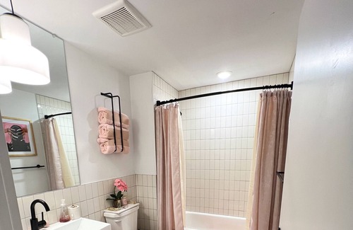 Germantown Apartment | Cozy Modern apartment in peaceful Philadelphia with WiFi, AC