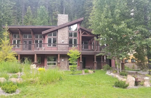 East Kootenay House | Cozy, modern cabin, close to golf course and village amenities.