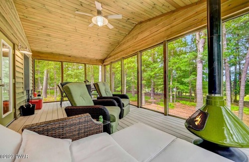 White Mills Cabin | Cozy Modern Cabin- Near Lake Wallenpaupack