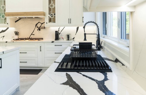 Scarborough House | Cozy Modern Family Home | 5 Bed | 5 Bath | Close to Bluffs and Downtown!