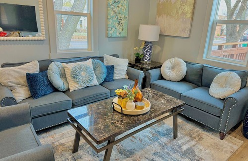 Robbinsdale House | Cozy/Modern Home in Minneapolis with 4 Bedrooms and 2 Bathrooms, Sleeps 8!