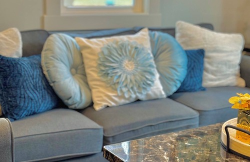 Robbinsdale House | Cozy/Modern Home in Minneapolis with 4 Bedrooms and 2 Bathrooms, Sleeps 8!