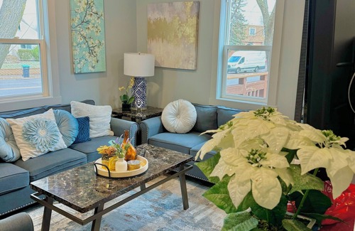 Robbinsdale House | Cozy/Modern Home in Minneapolis with 4 Bedrooms and 2 Bathrooms, Sleeps 8!