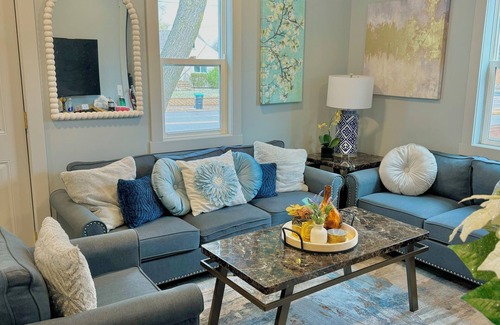 Robbinsdale House | Cozy/Modern Home in Minneapolis with 4 Bedrooms and 2 Bathrooms, Sleeps 8!