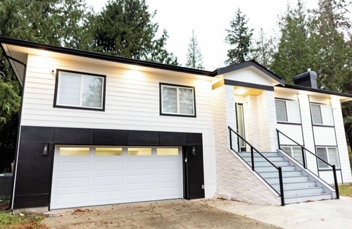 Auburn House | Cozy Modern Home. Stylish, Bright, and Inviting