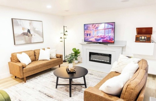 Auburn House | Cozy Modern Home. Stylish, Bright, and Inviting