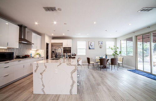 Eastvale House | Cozy Modern House In Eastvale 8 Guests/4B/3.5Ba/Near ONT airport