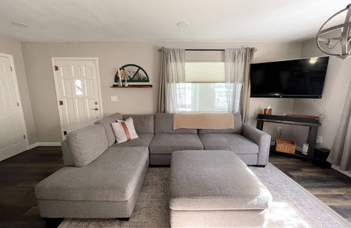 Palmer Lake House | Cozy Modern House with a View