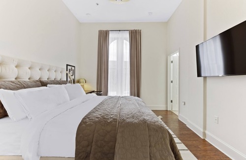 Downtown Baltimore Hotel | Cozy & Modern King Studio in Historic Mt. Vernon