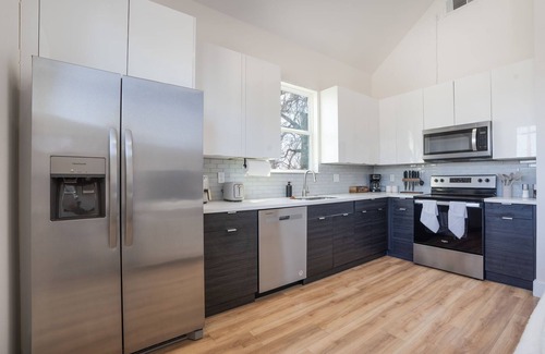 Greater East End House | Cozy/Modern King Suite in Houston Texas