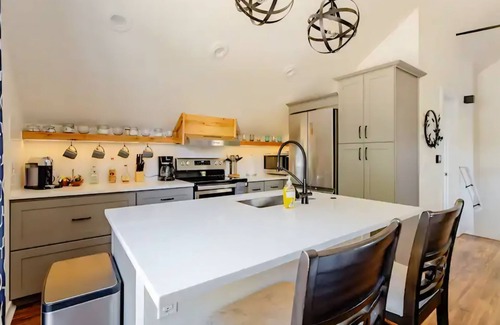 Highland Apartment | Cozy & Modern Luxurious 1 bedroom Guest Suite