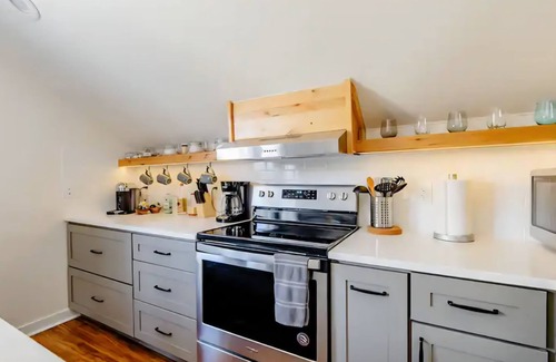 Highland Apartment | Cozy & Modern Luxurious 1 bedroom Guest Suite