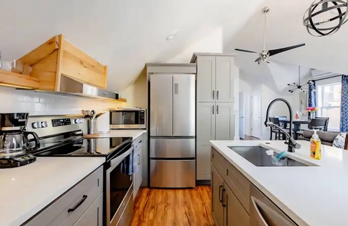 Highland Apartment | Cozy & Modern Luxurious 1 bedroom Guest Suite