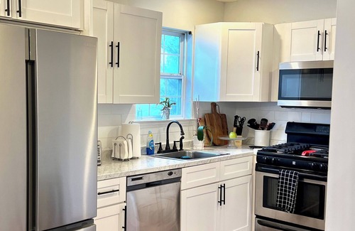 East Orange Condo | Cozy Modern Luxury 3 BDR Condo near NYC WiFi, free parking in lovely East Orange