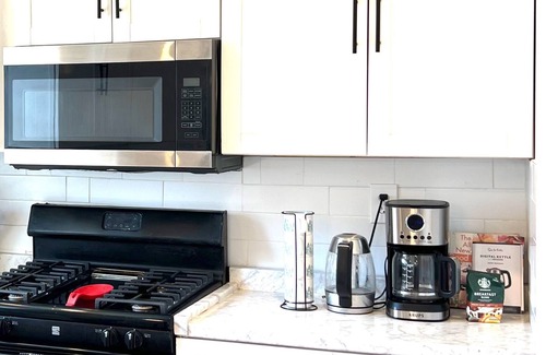 East Orange Condo | Cozy Modern Luxury 3 BDR Condo near NYC WiFi, free parking in lovely East Orange