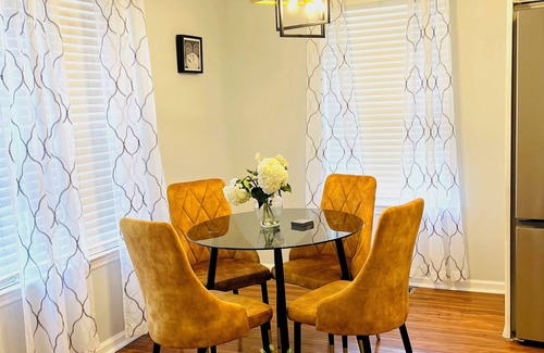 East Orange Condo | Cozy Modern Luxury 3 BDR Condo near NYC WiFi, free parking in lovely East Orange