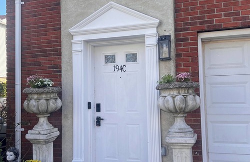 East Orange Condo | Cozy Modern Luxury 3 BDR Condo near NYC WiFi, free parking in lovely East Orange
