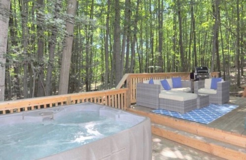 Berkeley Springs Cabin | Cozy Modern Private Cabin with Hot Tub in Coolfont