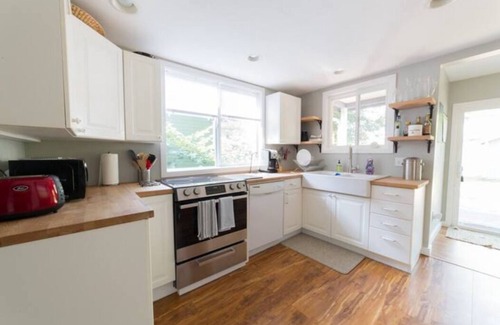 Judkins Park House | Cozy & Modern Seattle 2BR house with backyard and great neighbors!