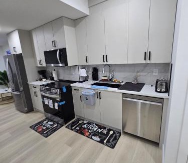 Southwest Calgary Apartment | Cozy Modern Spacious 2 Bedroom and full kitchen in Southwest Calgary