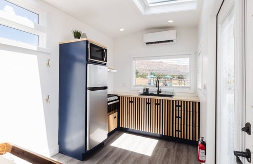 Apple Valley Apartment | Cozy modern tiny home near ZION & private deck