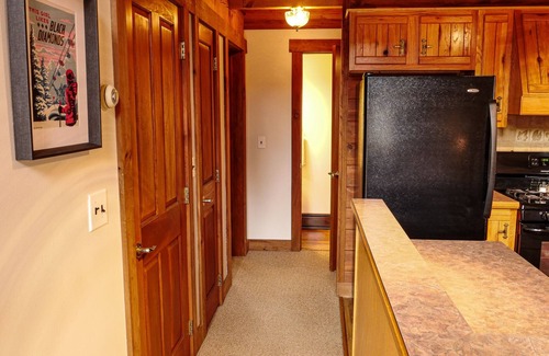 South Bloomingville Cabin | Cozy Mountain Top Log Cabin In Hocking Hills! Pet- Friendly!