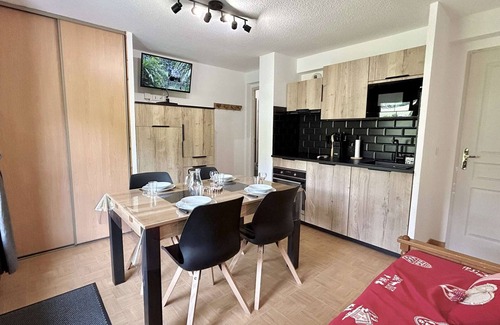 Flumet Apartment | Cozy Mountain Apartment for 4 with Pool, Parking, and Ski Access in Flumet